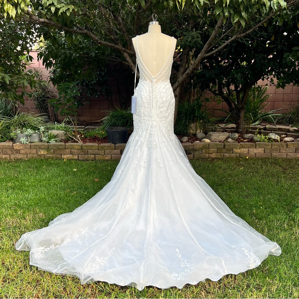 Beautiful Beaded Wedding Gown Like-New - Picture 5 of 13